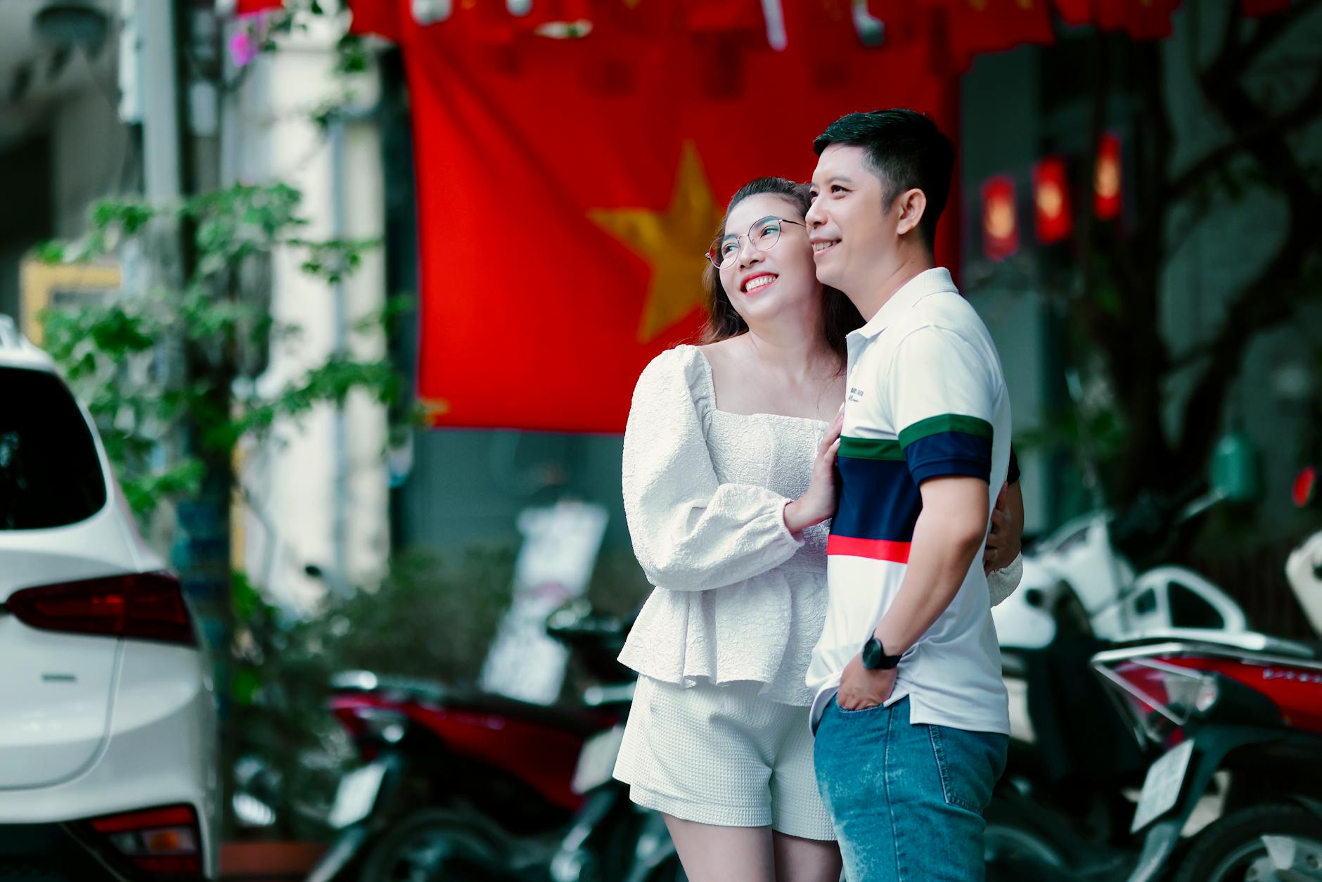 A happy couple walks in the city with a Vietnamese flag in the background. - dating red flags