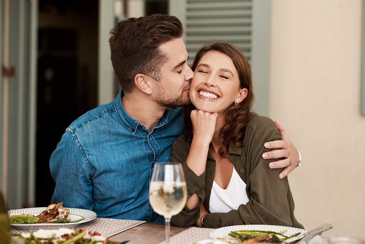  Couple enjoying quality time together offline, symbolizing the balance needed in social media use in relationships.