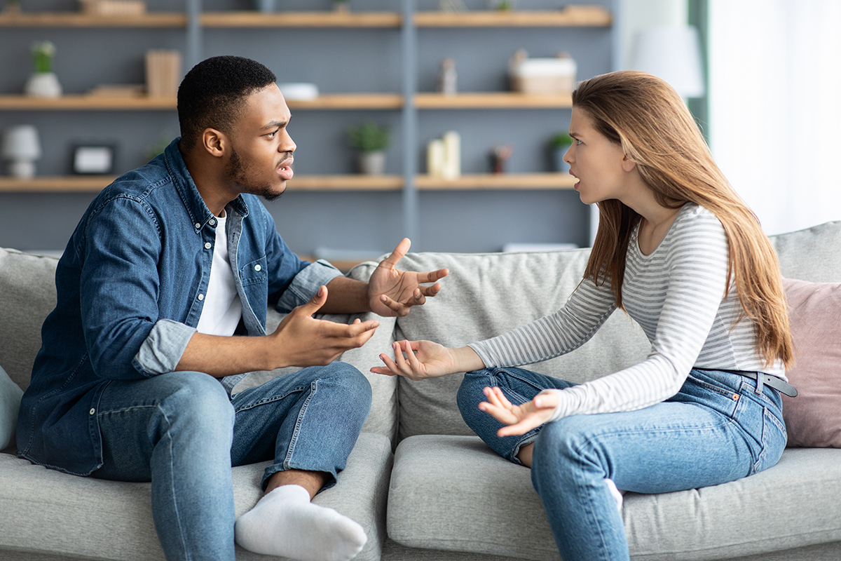 Two persons arguing, symbolizing the signs of a toxic relationship