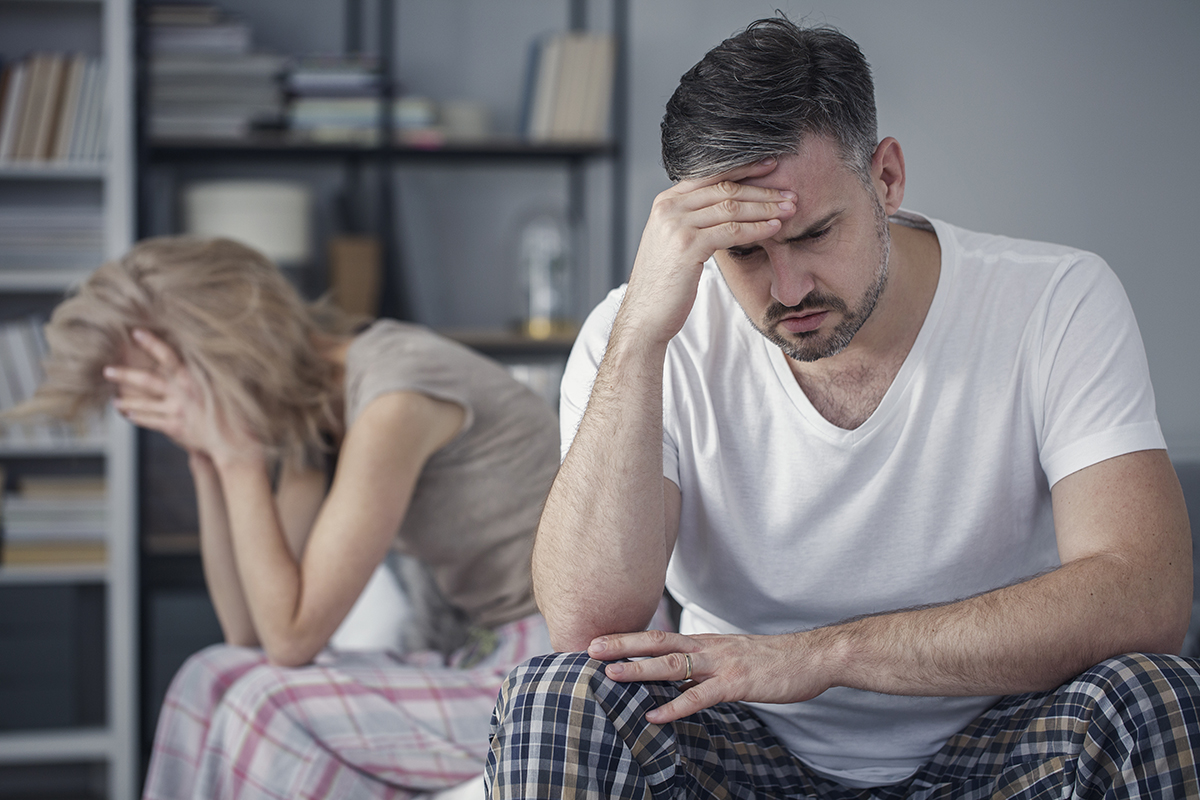 Image illustrating a couple in a moment of tension, reflecting relationship insecurity