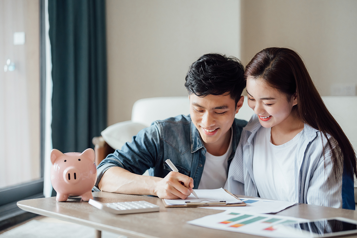 Couple setting goals to stop being jealous in a relationship